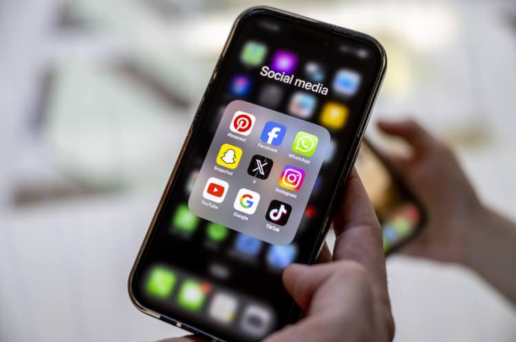 <p>9 - Bu şekilde yapılan ve halen sosyal medyada tartışılan dolandırıcılık işlemleri, genellikle cep telefonu veya bilgisayarda yapılacak işlemlerin görülmemesi için, gece saatlerinde yapılmaktadır. Bu nedenle yatarken cep telefonlarınızı kapatın veya en azından internet bağlantılarını kapatın.</p>