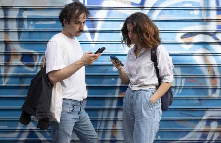 <p>12 - Tehlikeli yöntemlerden biri, mail order uygulaması genellikle taksitli ödeme sistemidir. Bu sistemde, kart bilgileriniz ve ödeme taahhüdünüz bir belgeye yazılmakta; (bazen kart fotoğrafı da istenmektedir) ıslak imzanız alınmaktadır, dolandırıcıların kullandığı teknoloji ile bu bilgileri, bir başka ödeme emrine aktarmaları çok zor değildir.</p>
<p> </p>
<p> </p>