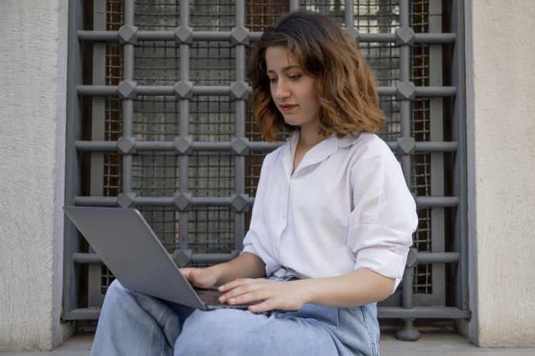 <p>14 - İnternet bankacılığı yaparken mutlaka bankanın web adresini kendiniz yazın, sosyal medyada görülen pek çok yanıltıcı banka reklamlarındaki linkleri tıklamayınız. (Bu linkler trojan içermektedir.)</p>
<p> </p>