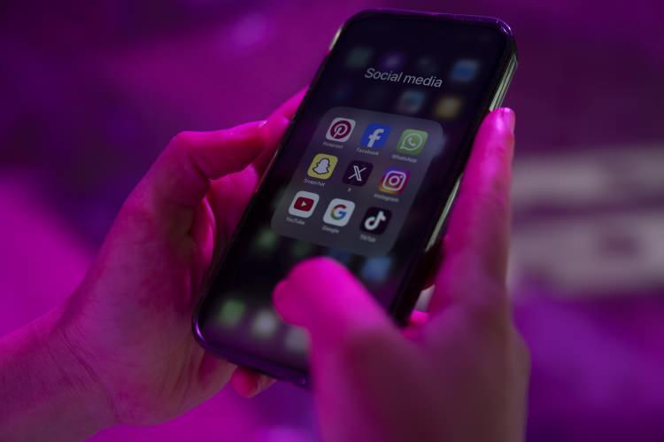 <p>15 - İnternet bankacılığı yaptığınız bilgisayar, cep telefonu gibi cihazları onarıma vermeniz veya bir başkasına vermeniz durumunda internet bankacılığı hesabınız kapatın, telefon, bilgisayar ve tablet üzerindeki banka kısa yollarını siliniz, yeni cihazınızda, ilk şifrenizi değiştiriniz.</p>

<p> </p>
