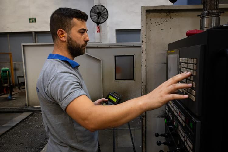 <p>Torbalı Ticaret Odası Başkanı Abdulvahap Olgun, bu soruna dikkat çekerek, ilçede 80 bin çalışanın olduğunu, 10 bin çalışana daha ihtiyaç olduğunu söyledi. Meslek lisesi mezunu olup işsiz bulmanın çok zor olduğunu ifade eden Abdulvahap Olgun, "Meslek liselerini seçin, ara eleman değil aranan eleman olun" dedi.</p>