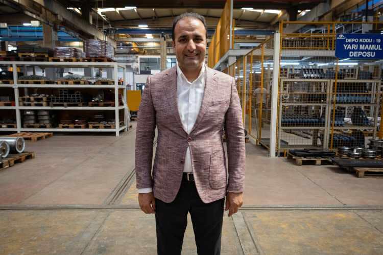 <p>Bunun için hızlı bir şekilde meslek politikamızı, meslek liselerindeki eğitim politikamızı değiştirmemiz gerekiyor; çünkü bu memleketin yetişmiş ara elemana ihtiyacı var" diye konuştu.</p>