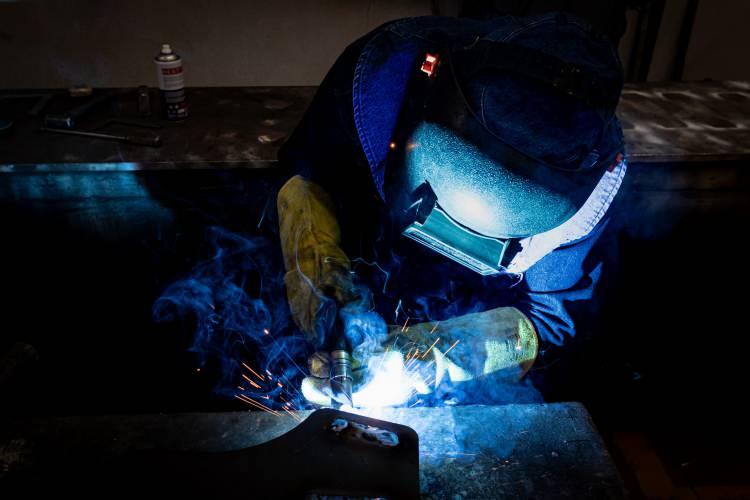 <p>İş bulma konusunda sıkıntı yaşamadığını ifade eden Kılınç, "Gençlerin; elektrik, CNC, torna, mobilya gibi bu meslekleri öğrenmesi gerekiyor. Geleceğimize sahip çıkmamız için bu meslekleri yapmamız şart.</p>