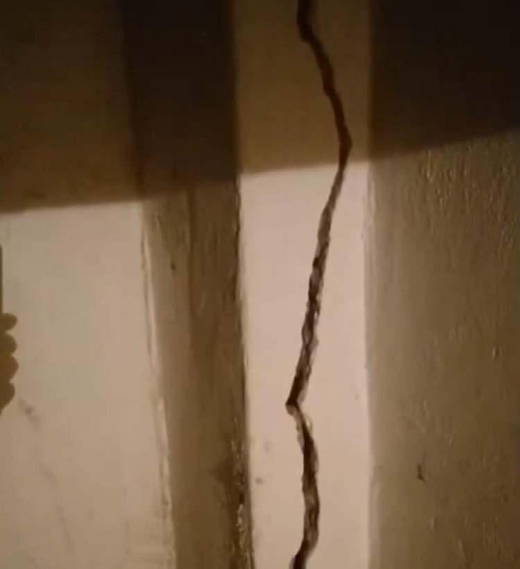 <p>İstanbul Esenler'de yapımı devam eden bir inşaat nedeniyle yanında bulunan 6 katlı binada &ouml;nceden oluşan &ccedil;atlaklar daha da artınca apartman sakinleri durumu polis ve belediye ekiplerine haber verdi.</p>
