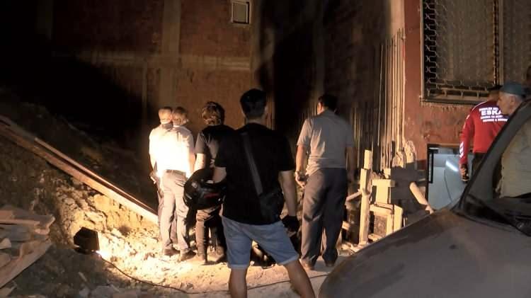 <p>Adrese gelen zabıta ekipleri binada oturanları tahliye ederek otele yerleştirdi.</p>

