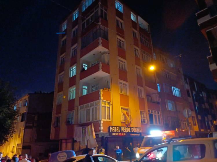 <p>Esenler'de 6 katlı bir binada meydana gelen &ccedil;atlaklar nedeniyle bina gece yarısı boşaltıldı. Ge&ccedil;tiğimiz g&uuml;nlerde ilk başta Sefak&ouml;y&rsquo;de sonrasında ise Bah&ccedil;elievler'de yaşanan bina &ccedil;&ouml;kme olaylarının ardından 6 katlı binada b&uuml;y&uuml;k panik yaşandı.</p>
