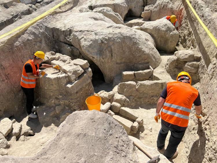 <p>Kapadokya Bölgesinde 1956 yılında yapılan Ortahisar ile Göreme Beldesini birbirine bağlayan yol 2 yıl önce yeni yolun yapılması üzerine kapatıldı.</p>
