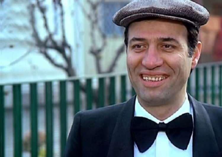 <p><strong>3 Temmuz 2000'de, 'Balalayka' filminin çekimleri için bindiği uçakta geçirdiği kalp krizi sonucu 55 yaşında hayatını kaybeden Kemal Sunal, kabri başında anıldı. </strong></p>
