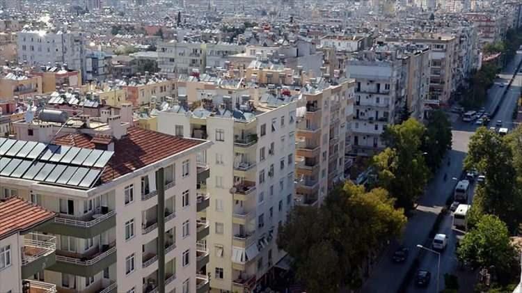 <p>Temmuz ayı öncesinde yeni kira artışı yapan ev sahipleri, bir sene bu artışa uymak zorundalar. Yeniden aradaki fark kiracıdan talep edilemez. Ev veya dükkan sahipleri bu orandan daha fazla zam yapamayacaklar.</p>
