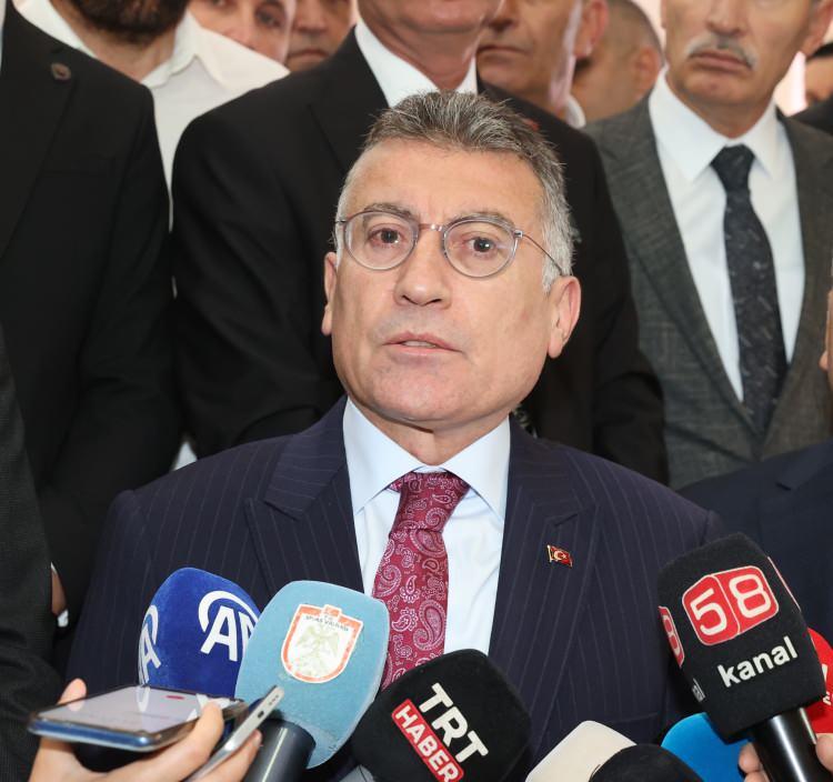 <p>AK Parti TBMM Grup Başkanı Abdullah Güler ise ülkeyi derinden sarsan müessir ve acı olayda vefat edenlere, sanatçılara Allah'tan rahmet dileyerek, "Bu acıyı sadece yaşamakla kalmıyoruz, aynı zamanda onların hatıralarını yad ediyoruz. Onlar bizlere bir emanet bıraktılar. Bu ülkenin birliği, beraberliği, kardeşliği emanetini bıraktılar." şeklinde konuştu.</p>