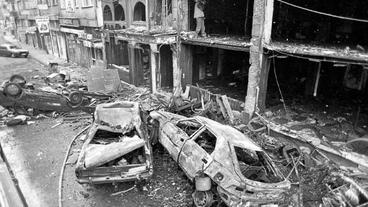 <p>Tarihler 2 Temmuz 1993'ü gösterdiğinde Sivas Madımak Oteli’nde çoğunluğu Alevi 33 yazar ve ozan ile iki otel çalışanı yanarak hayatını kaybetti.</p>
