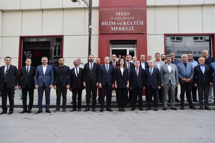 <p>İlk olarak Sivas Valisi Yılmaz Şimşek ve il protokolü bugün Bilim ve Kültür Merkezi olarak kullanılan Madımak Oteli'ne giderek, olaylarda hayatını kaybedenler için oluşturulan köşeye karanfil bıraktı ve dua etti. Vali Şimşek duanın ardından konuşma yaptı.</p>