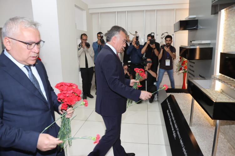 <p>Herkese düşen önemli görevler olduğunu vurgulayan Şimşek, "Birlik ve beraberliğimizi daha da güçlendirmemiz gerekiyor. Birbirimize daha da yakınlaşmamız gerekiyor. Sevgi ve kardeşlik tohumlarını tekrar yeşertmemiz gerekiyor ki aramıza nifak tohumları ekmek isteyen şer odaklarına fırsat vermeyelim." diye konuştu.</p>