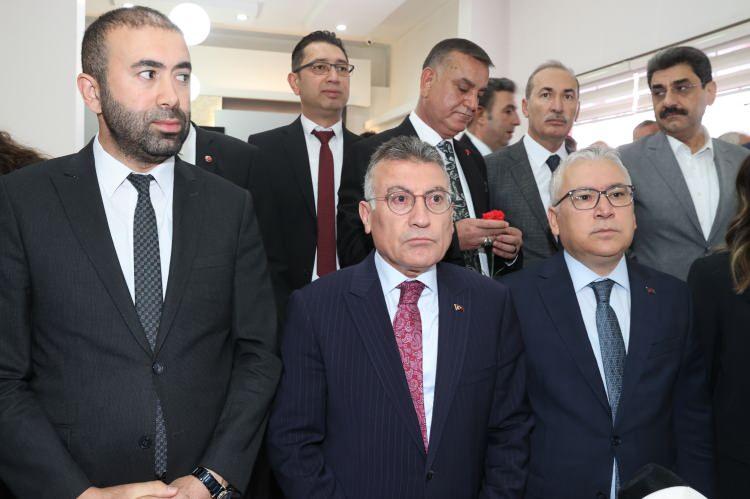 <p>Şimşek, kardeşlik mesajları vererek, şunları kaydetti:</p>
<p>"Biz biliyoruz ki bu topraklarda yüzyıllardır hangi inançtan ve mezhepten olursa olsun, herkes barış içerisinde yan yana kardeşçe yaşamış. İnşallah bundan sonra da yaşayacaklardır. Yine bu toprakların yetiştirmiş olduğu Pir Sultan Abdal, Aşık Veysel, Ruhsati gibi ozanlarımız da bizlere hep kardeşliği, sevgiyi, barışı öğütlemişlerdir. Türkülerinde ve şiirlerinde bize bunları mesaj olarak vermişlerdir. Bizler de onların mesajlarını doğru algılayıp, o yönde adımlar atıyoruz. Birlik ve beraberliğimizi daha da güçlendirmek istiyoruz. Sivas'ta sevgi ve barış iklimini her zaman diri tutmak istiyoruz. İnşallah bu çaba ve çalışmalarımız sonucunda bizden sonraki nesillere daha sevgi dolu, barış dolu ve kardeşlik dolu bir dünya bırakabilelim."</p>