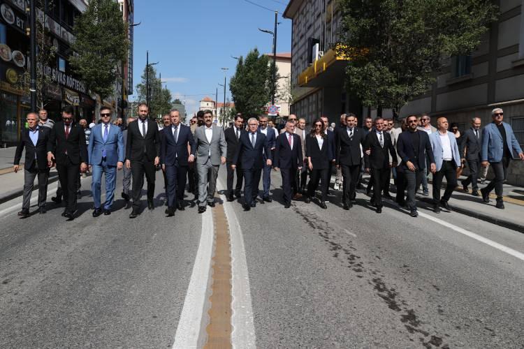 <p>Güler, Kayseri'de yaşanan olaylara da dikkati çekerek, şöyle devam etti:</p>
<p>"Birkaç gün önce de Kayseri'de bu ülkenin birliğine, beraberliğine, kardeşliğine, saldıran ve bu ülkenin huzurunu bozmaya çalışan çok farklı odakların olduğunu da biliyoruz. Bu ülkenin huzuruna, istikrarına, birliğine, beraberliğine kasteden her türlü şer odağının farkındayız, aziz milletimiz de farkında. Bu toprakların, bu şehrin bir evladı olarak bu sokakta büyüdüm. Babamız esnaftı, 1000 yıllık bu kadim şehrimizin geleneğini, kardeşliğini, dostluğunu, çocukluğumuzla beraber yaşadık ve bundan sonra da yaşayacağız. Ünal (Cem Vakfı Sivas Şube Başkanı) benim kardeşim, benim akrabam, yakınım, dostum, bunu bilsinler. Bilmelerini de arzu ediyorum. İnşallah bu ülkenin bundan sonra da birliğine, kardeşliğine, istikrarına kastedecek her türlü eylemin karşısındayız. Birlik beraberliğimizi koruyarak dimdik ayakta olduğumuzu belirtmek istiyoruz."</p>