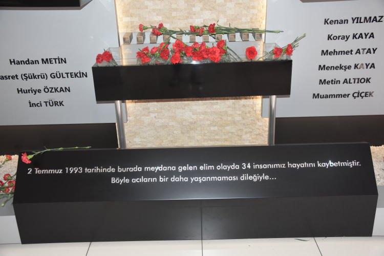 <p>Birlik ve beraberliğin daim olmasını dileyen Karataş, "Sivas'ta bu vahşeti planlayanlar, Başbağlar'da da sahnede oldular. Her iki katliamı da aynı şer odakları ve aynı kötü odaklar meydana getirdi. İnanıyoruz ki ne Sivas, ne Erzincan, ne Çorum, ne Maraş ne de ülkemizin herhangi bir şehri bir daha üzerimize gölge düşürecek bu tür insanlık suçlarının yaşanmasına asla müsaade etmeyecektir." açıklamasında bulundu.</p>