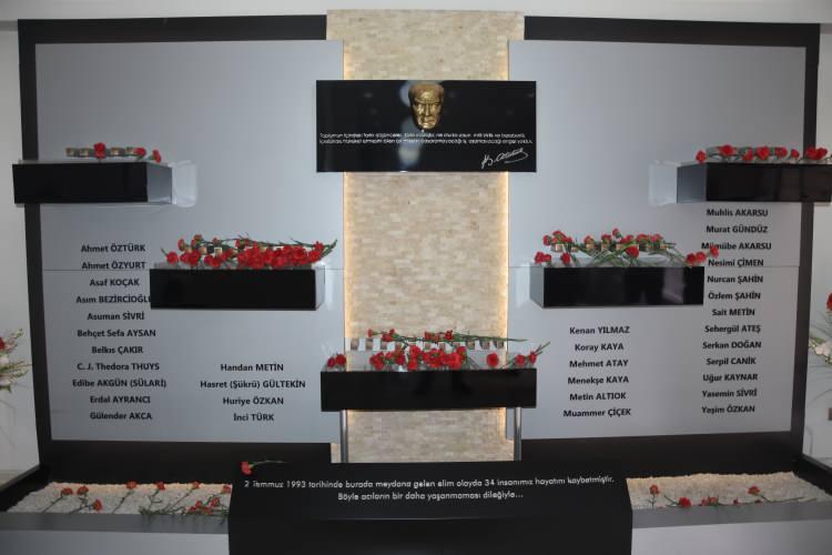 <p>Yaşanan acıyı paylaştığını ifade eden Güler, "Burada bu acıyı paylaşırken, yakınlarına sabır dilerken bunu asla bir siyasi istismar konusu yapmamak, bu ülkenin birliğine, beraberliğine, kardeşliğine mutlaka çok güçlü bir vurgu yapmak gerekiyor." dedi.</p>