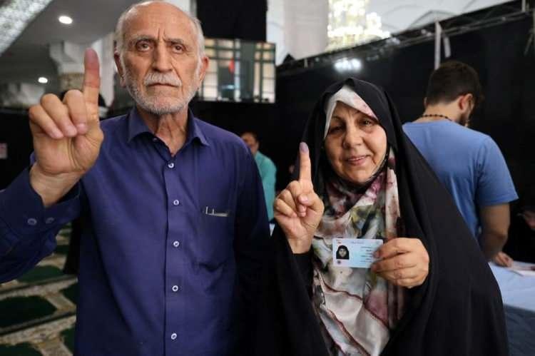 <p>İlk turdaki rekor seviyede düşük katılım sonrası dini lider Hamaney, oyunu kullanırken halkı sandığa çağırdı. İran İçişleri Bakanlığı, Mesud Pezeşkiyan'ın cumhurbaşkanlığı seçimini kazandığını duyurdu.</p>
