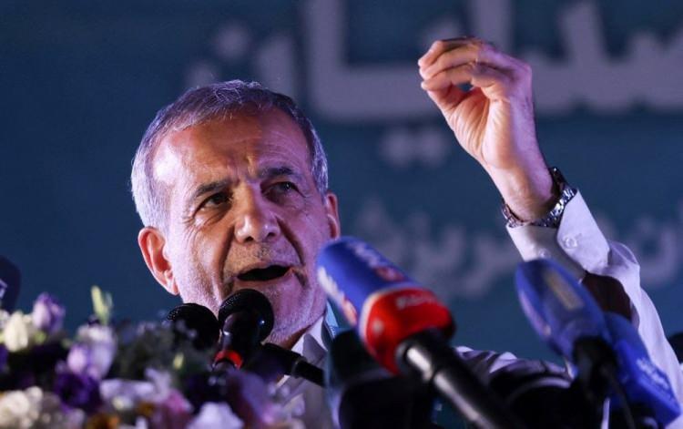 <p>İran, bölgesel gerilimlerin ve nükleer programı konusunda Batı ile yaşanan anlaşmazlığın yaşandığı bir dönemde seçime gitti.</p>

<p> </p>
