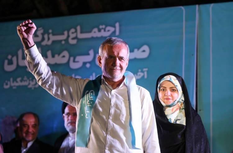 <p>Yüzde 40 ile ülke tarihindeki en düşük katılımlı cumhurbaşkanı seçimi olan birinci turda Pezeşkiyan oyların yüzde 42,5'ini alırken, Celili'nin oyu yüzde 38,6 olmuştu.</p>

<p> </p>

