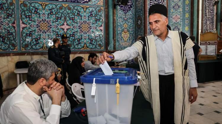 <p>İkinci tur oylama, 28 Haziran'da yapılan ve İranlı seçmenlerin yüzde 60'ından fazlasının çekimser kaldığı seçim, Cumhurbaşkanı İbrahim Reisi'nin helikopter kazasında hayatını kaybetmesinin ardından düzenlendi.</p>
<p> </p>