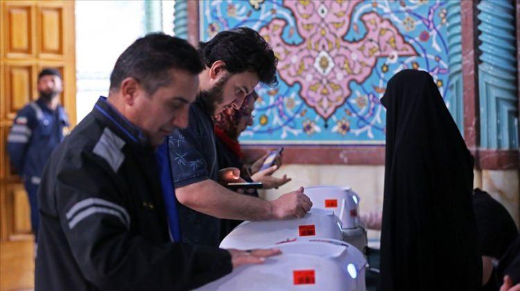 <div>Oy verme işlemlerinin ardından sandıklar kapandı. İran içişleri bakanlığı, reformist aday Mesut Pezeşkiyan kazandı.</div>
<div> </div>