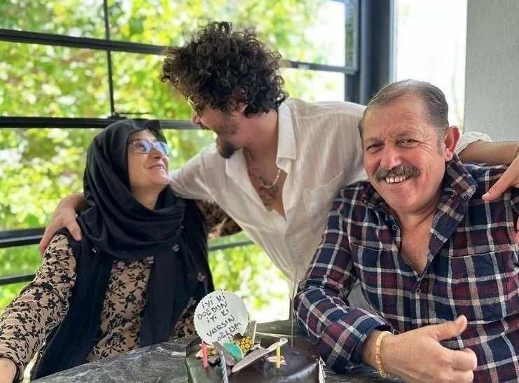 <p>Mehmet Yıldırım, yaptığı paylaşımda<em><strong> "Canımdan çok sevdiğim annemi kaybettik."</strong></em> ifadesini kullandı.</p>