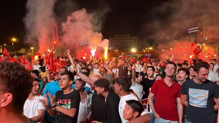 <p>Kocaeli'de de Kent meydanında maçı izleyen binlerce taraftar, hakemin son düdüğü ile havalara uçtu.</p>
