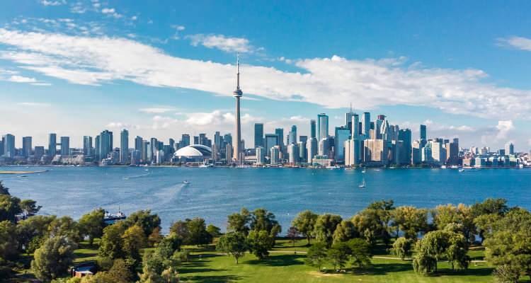 <p><strong><span style="color:#B22222">12) TORONTO - KANADA</span> | 105,200 MİLYONER</strong></p>