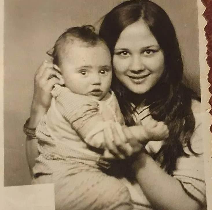 <p><strong>Safiye Soyman'ın kızı Ümran'ın sosyal medya hesabından paylaştığı nostaljik fotoğraf herkesi çok şaşırttı. </strong></p>
