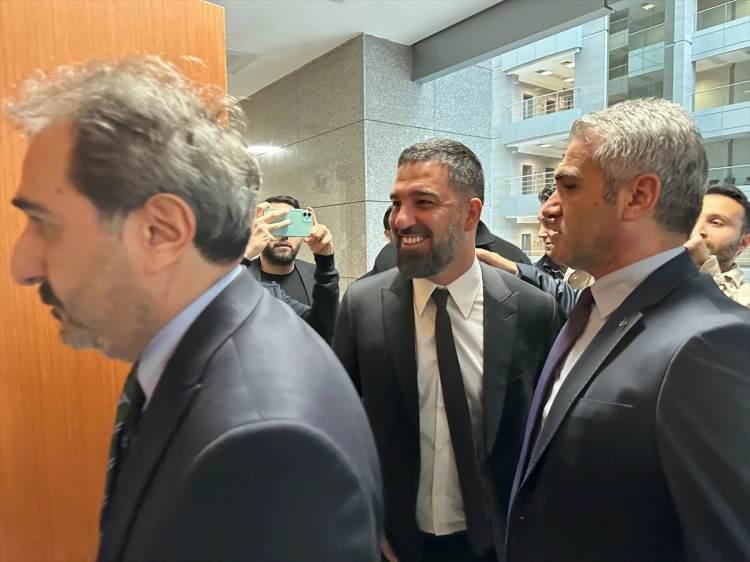 <p>Mektubunda kimden ne kadar para aldığını ve ne kadar geri ödediğini tek tek yazan Erzan, kendisinin de 1 milyon 600 bin dolar bir mağduriyetinin bulunduğunu söyledi.</p>