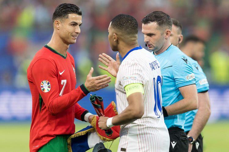 <p><strong>"BIRAK ARTIK ÇOCUKLAR OYNASIN"</strong><br />
<br />
"Ronaldo bırak artık ya...Pepe de öyle, bırak artık ya...41 yaşına gelmişsin, yazık günah, bırak gencecik çocuklar oynasın. Ne oynuyorsun yani?"</p>