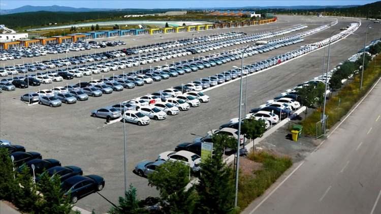 <p>Otomobil satışları yüzde 8,19 düşüşle 80 bin 260; ticari araçlar ise yüzde 17 azalışla 20 bin 45 adet olarak belirtildi. ODMD verilerine göre haziran ayında ise otomobil ve hafif ticari araç pazarı 2023 yılı haziran ayına göre %5,3 azalarak 106.238 adet olarak kaydedildi.</p>
<p> </p>