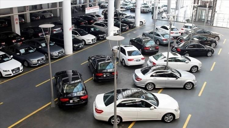 <p>Pandemi sonrası araç stoklarındaki azalış fahiş fiyat artışlarını beraberinde getirmişti. Artışlar piyasada "balon" olarak tabir edilen seviyeye ulaştı. Pandemi sonrasında araç stoklarındaki sorun aşıldı ancak bu kez de artın kredi faizleri satışları olumsuz etkiledi. </p>
<p> </p>