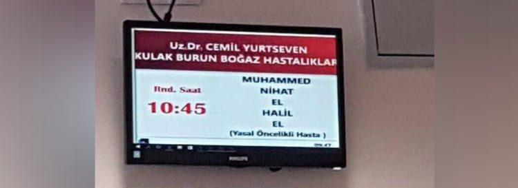 <p><strong>YALAN: Suriyeliler hastanede sıra beklemiyor.</strong></p>
<p><strong>DOĞRU:</strong><br />
Bu iddialar için paylaşılan fotoğraflarda, hasta için “Yasal Öncelikli Hasta” ibaresi tamamen yanlış yorumlanıyor. Acil vakalar “<strong>Yasal Öncelikli Hasta</strong>” statüsünde sayılıyor. Hastane poliklinik hizmetlerinde muayene öncelik sırası Sağlık Bakanlığı tarafından yayınlanan genelge ile belirlenmiştir. Bu genelgeye göre yasal öncelik acil vakalar, engelli hastalar, hamileler, hizmetteki askeri personel, şehit yakınları, gazi ve gazi yakınları, 65 yaş üstü hastalar ile yedi yaşından küçük çocuklara verilmektedir. Yani Suriyelilere hastanelerde yasal bir öncelik tanımlanmamıştır.</p>