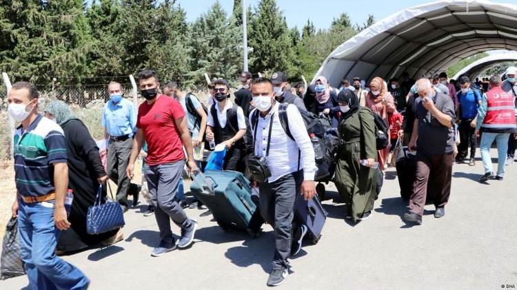 <p><strong>YALAN: Suriyeliler bayram tatili için ülkelerine gidip geliyorlar.</strong></p>
<p><strong>DOĞRU:</strong><br />
Her bayram benzer iddialarla paylaşılan görüntüler, 2022 yılı öncesine aittir. 2022 yılının Nisan ayında İçişleri Bakanlığı’nın aldığı kararla, Suriyelilere bayram izni verilmesi uygulaması sonlandırılmıştır. Belirlenen cenaze gibi istisnai durumlar dışında, Suriye’ye geçmek isteyen kişiler bir daha Türkiye’ye alınmamaktadır.</p>