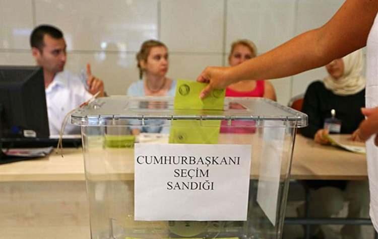 <p><strong>YALAN: Suriyeliler seçimlerde oy kullanıyor.</strong></p>
<p><strong>DOĞRU</strong>:<br />
Türkiye Cumhuriyeti Anayasası gereğince Türk vatandaşı olmayanlar seçimlerde oy kullanamaz. Bu nedenle ülkemizdeki geçici sığınma kapsamındaki Suriyelilerin oy kullanmaları mümkün değildir.</p>