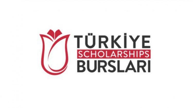 <p><strong>YALAN: Devlet üniversiteye giden her Suriyeliye burs veriyor.</strong></p>
<p><strong>DOĞRU</strong>:<br />
Üniversiteye giden Suriyelilerin tamamına burs verilmemektedir. Suriyeliler de dahil olmak üzere Türkiye’de eğitim alan yabancılara verilen eğitim bursları Türkiye Bursları tarafından finanse edilmektedir. Burslara tüm dünya ülkelerinden öğrenciler başvuru yapabilmektedir. Yani bu burs Suriyelilere özel bir burs değildir.</p>