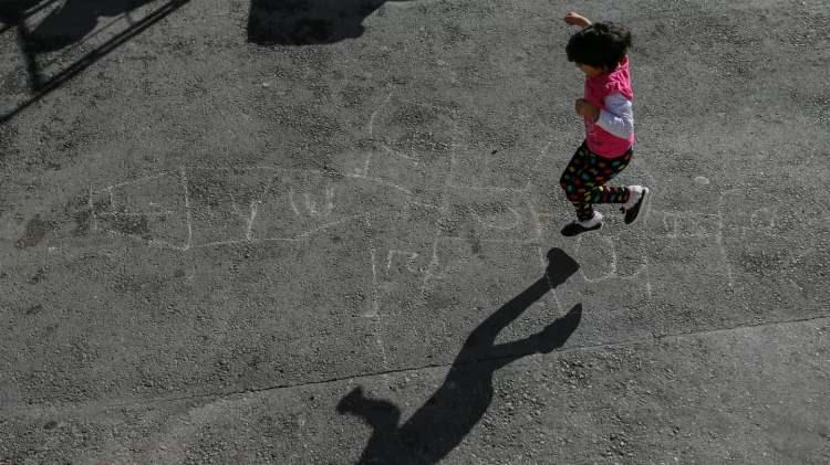 <p><strong>YALAN: Suriyeli çocuklar Türk vatandaşı yapılıyor.</strong></p>
<p><strong>DOĞRU:</strong><br />
Türk Vatandaşlık Kanunu’na göre Türk vatandaşı anne veya babadan doğan çocuk doğrudan Türk vatandaşlığı kazanmaktadır. Geçici koruma statüsünde bulunan Suriyelilerin ülkemizde doğan çocukları da geçici koruma statüsünde ve Suriye vatandaşı oldukları için vatansız olarak tanımlanmamaktadır. Bu nedenle bu çocuklar sadece Türkiye’de doğmuş olmaları nedeniyle vatandaşlık kazanamazlar.</p>