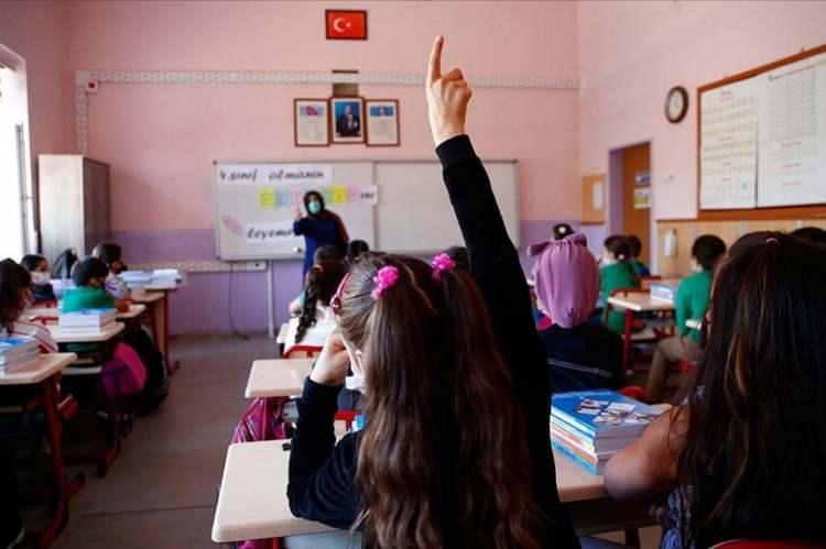 <p><strong>YALAN: Suriyeliler okullarda öğretmenlik yapıyor.</strong></p>
<p><strong>DOĞRU:</strong><br />
Suriyeli çocukların kapsayıcı bir eğitim sistemine ve koruyucu ortama erişimini sağlamak amacıyla 2021 yılında Suriyeli Destek Personeli Programı (SDP) başlatılmıştır. SDP’ler hiçbir şekilde öğretmenlik yapamaz ve sınıf içindeki eğitim öğretim faaliyetlerinde yer alamaz. Bu programın bütçesi UNICEF’e fon sağlayan kurumlar tarafından karşılanmaktadır.</p>