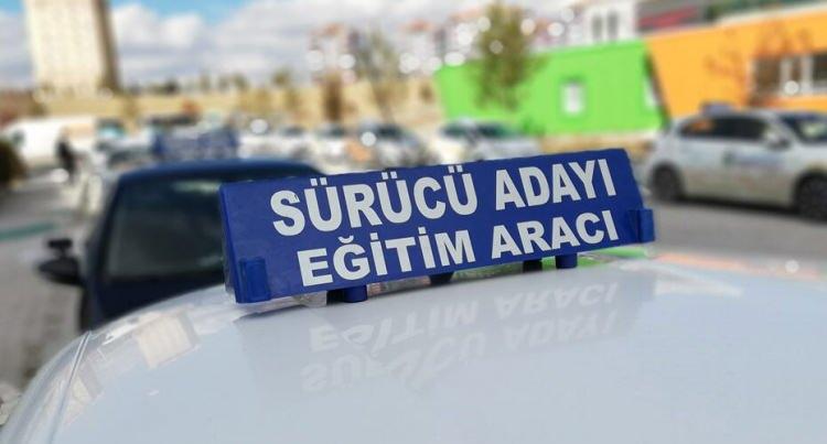 <p><strong>YALAN: Suriyeliler sınavsız ehliyet sahibi oluyor.</strong></p>
<p><strong>DOĞRU:</strong></p>
<p>Türkiye’de ehliyet sınavları tüm adayları kapsayacak şekilde çevrim içi yöntem ile yapılmaktadır. Ehliyet almak isteyen sürücü adayları, herhangi bir sürücü kursuna başvurarak teorik eğitim almak zorundadır. Akabinde adaylar, başvuru yaptıkları bölgedeki e-Sınav merkezlerinde sınava girmekte ve başarılı oldukları takdirde ehliyet alabilmektedir.</p>