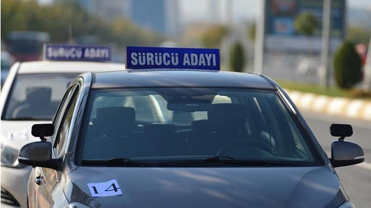 <p>Bu konuda sürücü adayına 'Eğer ehliyet almak istiyorsanız kendi aracınızı temin edebilir, bu araçla kursa kaydolabilir, eğitimlerinizi bu araçla alabilir, mezun olmak için de sınava bu araçla girebilirsiniz. </p>
