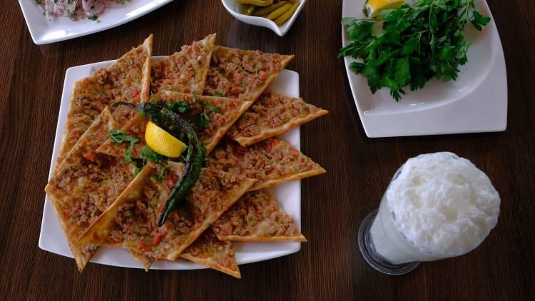<p>Etli ekmek</p>
