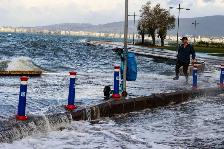 <p>26-27 Kasım 2023'teki yağışlarda Alsancak'ta suyun yaklaşık 300-400 metre içeri girdiğini hatırlatan Prof. Dr. Yaşar, şu açıklamaları yaptı: "Bu bir uyarı. Çünkü bir dahaki sefere daha çok su içeri girecektir. Basmane'de birkaç bin sene önce deniz kabuklarını görüyoruz. Bir zamanlar orası denizdi. Denizi ne kadar doldursanız doldurun, eğer önlem almazsanız deniz gelip alacağı yeri dolduracaktır. Binalar yapılırken kot yükseltilmesi gerekiyor. 1873 yılında kordon boyu yapılırken, en büyük dolgu yapılırken ihale şartnamesinde; 'Maksimum gelgitin, en az 1,5 metre üzerinde olacak şekilde inşa edilecektir' ibaresi vardır ki, ona göre yapılmıştır. 1927 yılında Yanık Yurt Gazetesi'nde körfezin 50 santimetre çöktüğü yazar. Cevat Korkut Hoca’nın İzmir Rıhtım İmtiyazı kitabında da aynı şey yazıyor. Alsancak 1 ile 1,5 santimetre arasında çöküyor. Çöktüğü için zaten kasım ayındaki yağışlardan sonra çok fazla su içeri girdi." </p>
