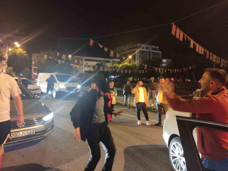 <p> Ay-yıldızlıların çeyrek finale kalmasının ardından Ardahan’da vatandaşlar büyük sevinç yaşadı. </p>
