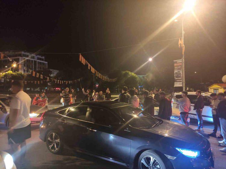 <p>Milli takımın başarısını kutlamak için araçlarıyla konvoy oluşturan vatandaşlar, tur atarak galibiyet sevincini doyasıya yaşadı.</p>
