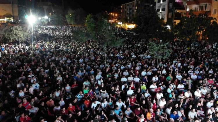 <p> Çeyrek finale yükselme mücadelesinde maçın son düdüğünün çalmasıyla birlikte Edirneliler büyük sevinç yaşadı.</p>