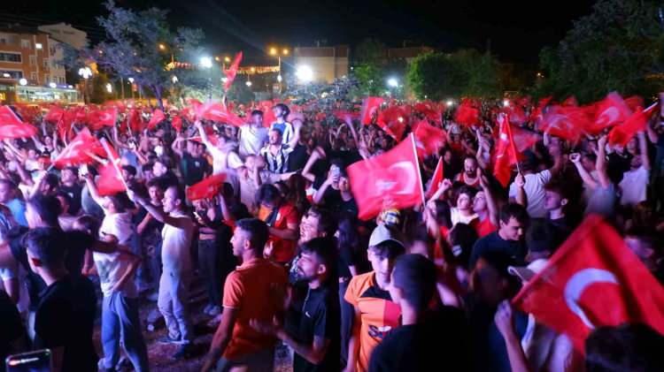 <p>Türk bayraklarıyla milli takıma alkış ve tezahüratlarla destekte bulunan vatandaşlar, çeyrek final sevincini doyasıya yaşadı. </p>