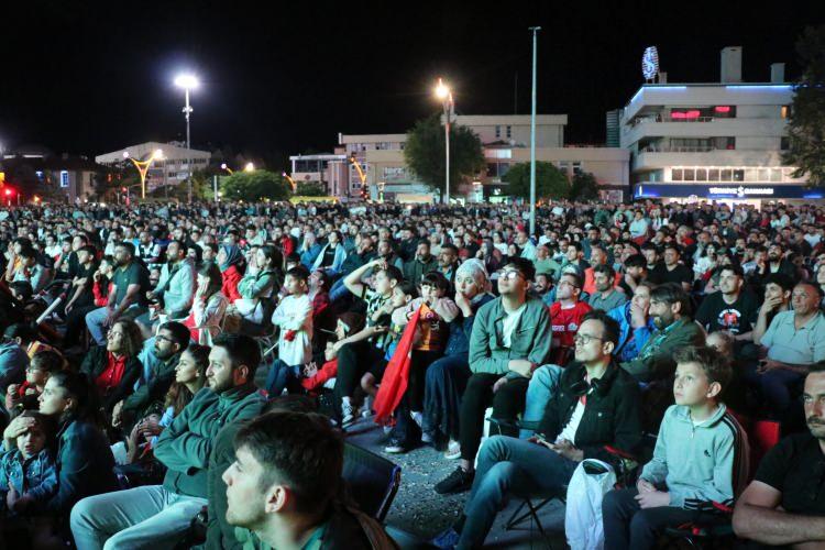 <p>Erzincan'da vatandaşlar, 2024 Avrupa Futbol Şampiyonası son 16’da oynanan Avusturya-Türkiye karşılaşmasını Kızılay Meydanı'nda kurulan dev ekrandan izledi.</p>