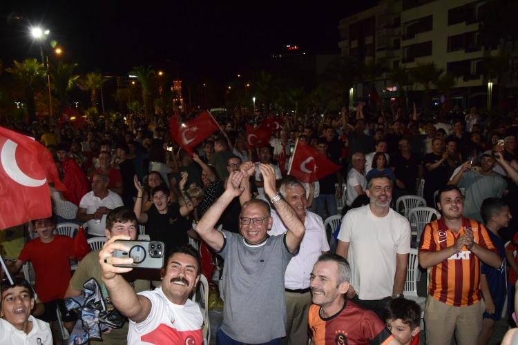 <p>İzmir ve çevre illerde 2024 Avrupa Futbol Şampiyonası son 16 turunda Avusturya'yı 2-1 yenen A Milli Futbol Takımı'nın galibiyeti coşkuyla kutlandı.</p>